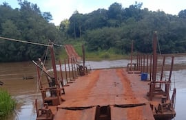 Desde hace décadas, los pobladores utilizan esta balsa precaria, sin que mantenimiento necesario.