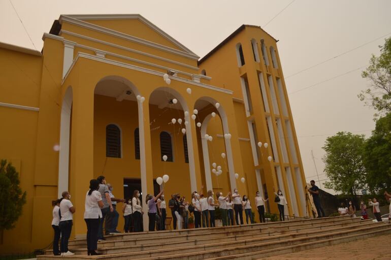 Lanzan globos blancos frente a la Catedral de Concepción.