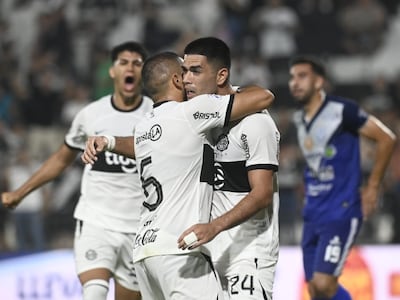 Brian Montenegro (d), jugador de Olimpia, festeja un gol en el partido contra Sportivo Ameliano por la regularización de la novena jornada del torneo Clausura 2023 del fútbol paraguayo en el estadio Manuel Ferreira, en Asunción.