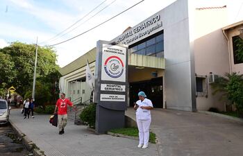 En el edificio del Hospital Geriátrico del IPS, no hay laboratorio. Hay un servicio tercerizado.