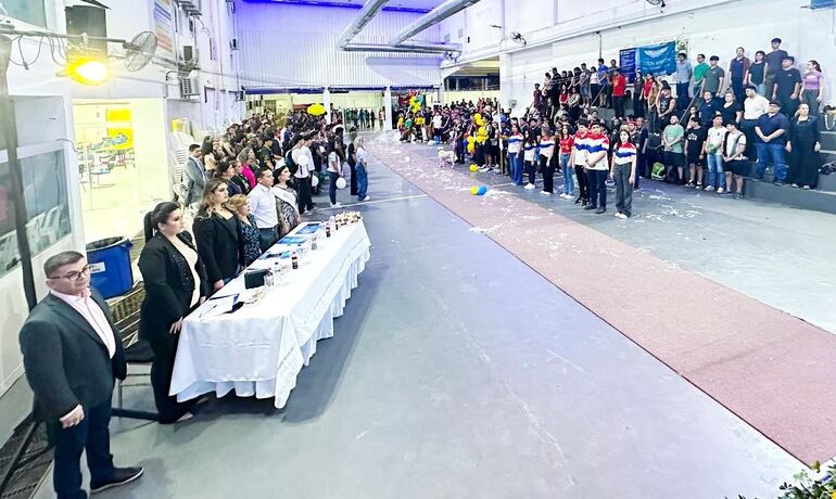 La formación de los clubes internacionales participantes en el acto de inauguración de las Olimpiadas Universitarias.
