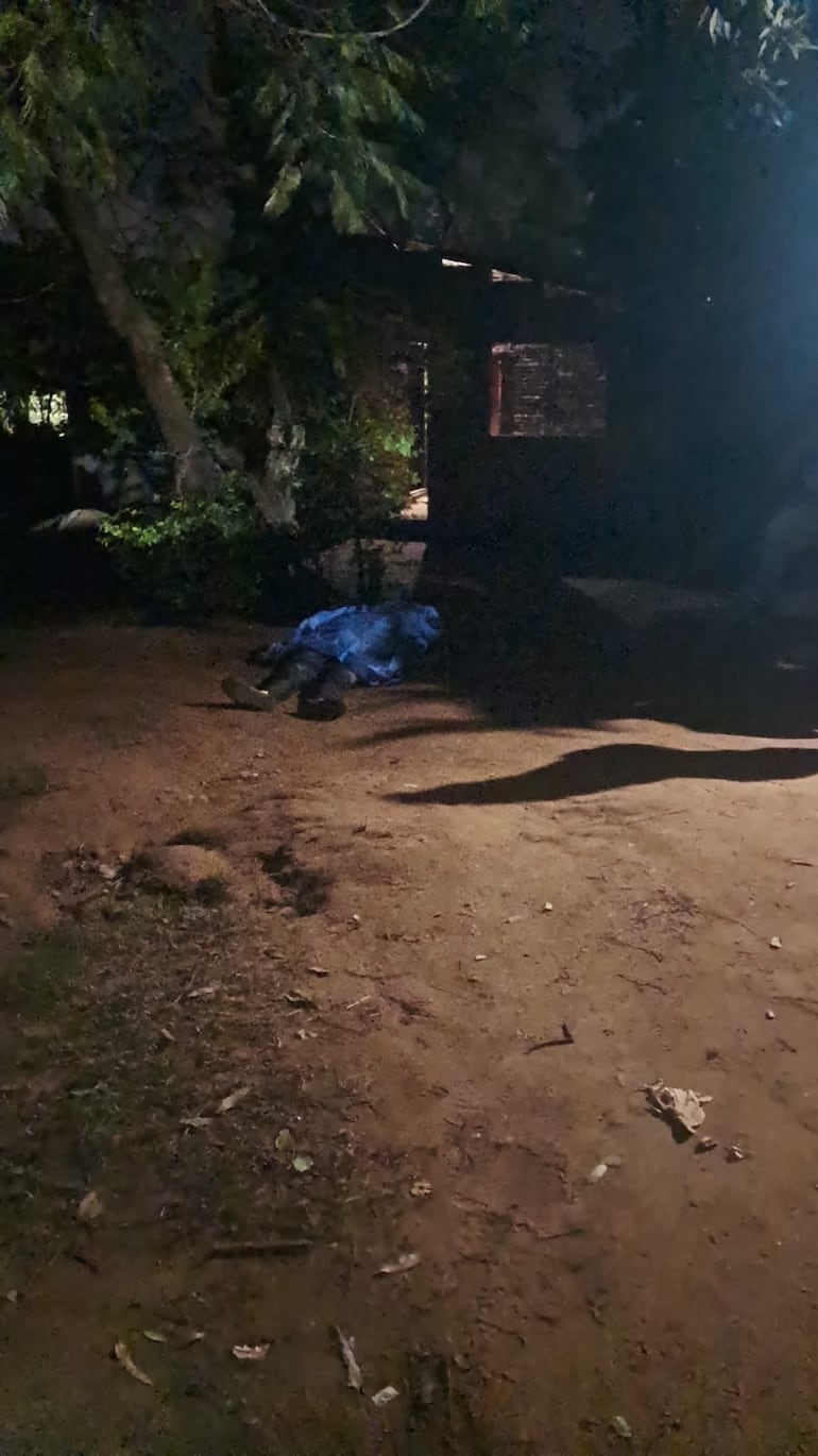 Tras sufrir el disparo, la víctima cayó al suelo, donde falleció en cuestión de segundos. El cuerpo quedó tendido en la penumbra.