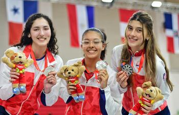 Las esgrimistas que lograron conquistar la 10ª medalla del Team Paraguay: Montserrat Viveros, Jimena Cabrera y Janine Hanspach.