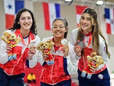 Las esgrimistas que lograron conquistar la 10ª medalla del Team Paraguay: Montserrat Viveros, Jimena Cabrera y Janine Hanspach.