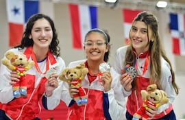 Las esgrimistas que lograron conquistar la 10ª medalla del Team Paraguay: Montserrat Viveros, Jimena Cabrera y Janine Hanspach.