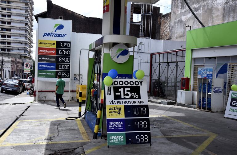 El emblema Petrosur también subió sus precios, pero realiza promociones para repuntar sus ventas. 