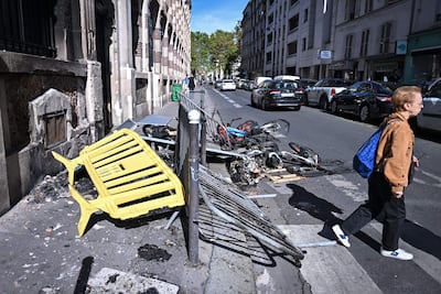 Un peatón pasa junto a los daños causados tras los enfrentamientos entre la policía antidisturbios y manifestantes durante una protesta de estudiantes de secundaria contra las condiciones educativas en París, Francia, el 2 de octubre de 2026.