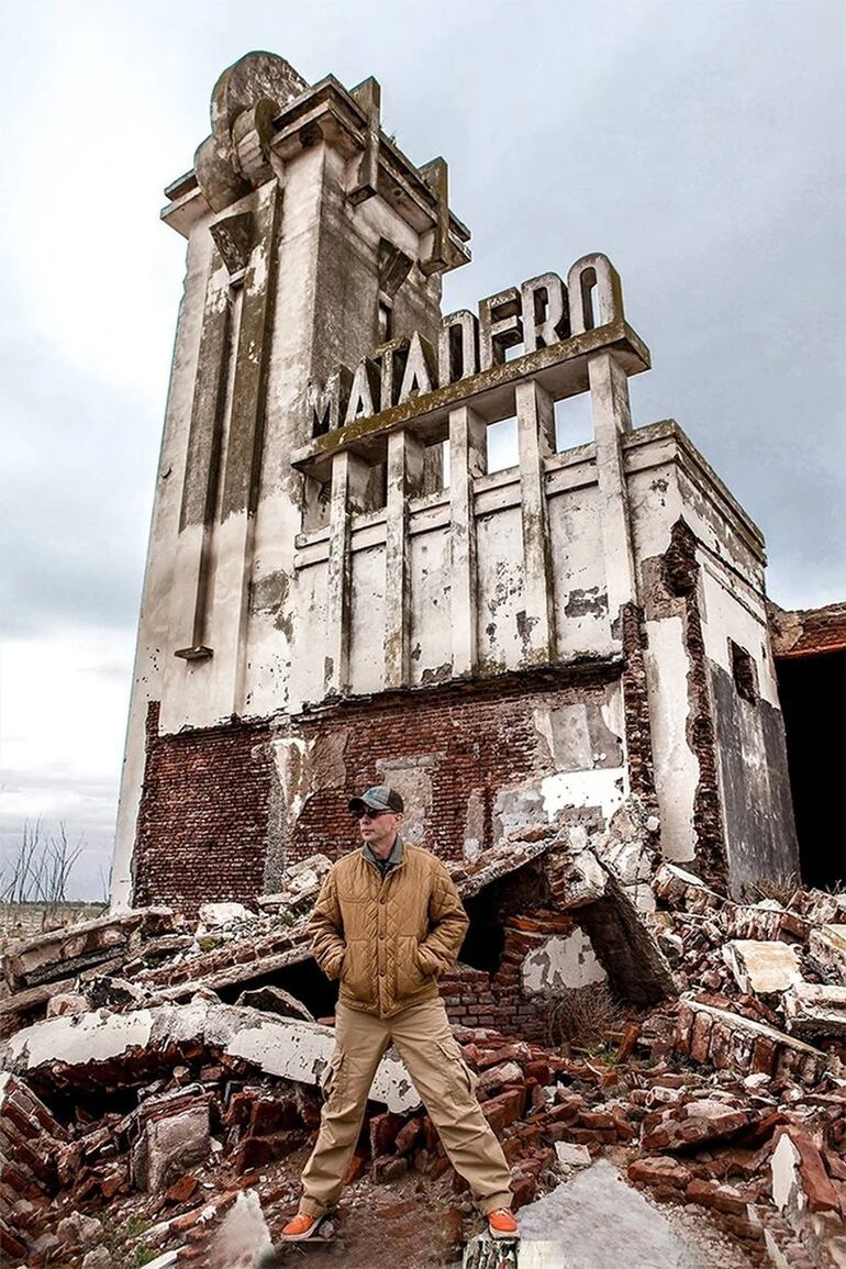 El Indio Solari frente a las ruinas de Epecuén