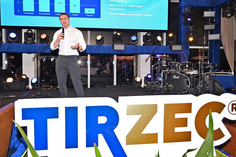 La jornada contó con una disertación del doctor Paulo Muzy, especialista en ortopedia, traumatología y medicina del deporte, quien abordó la importancia del enfoque integral en pacientes con obesidad.