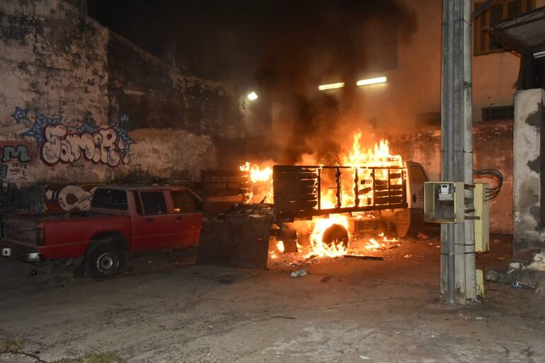 Vehículos en desuso del MUVH se incendiaron.