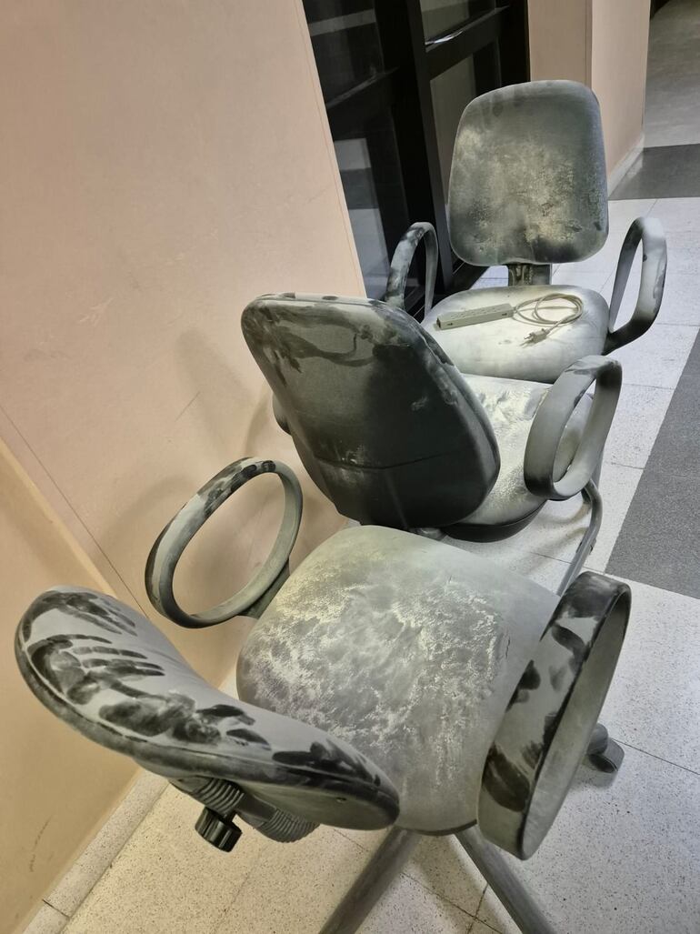 Sillas de la oficina de Diputados con los rastros del uso del extintor.