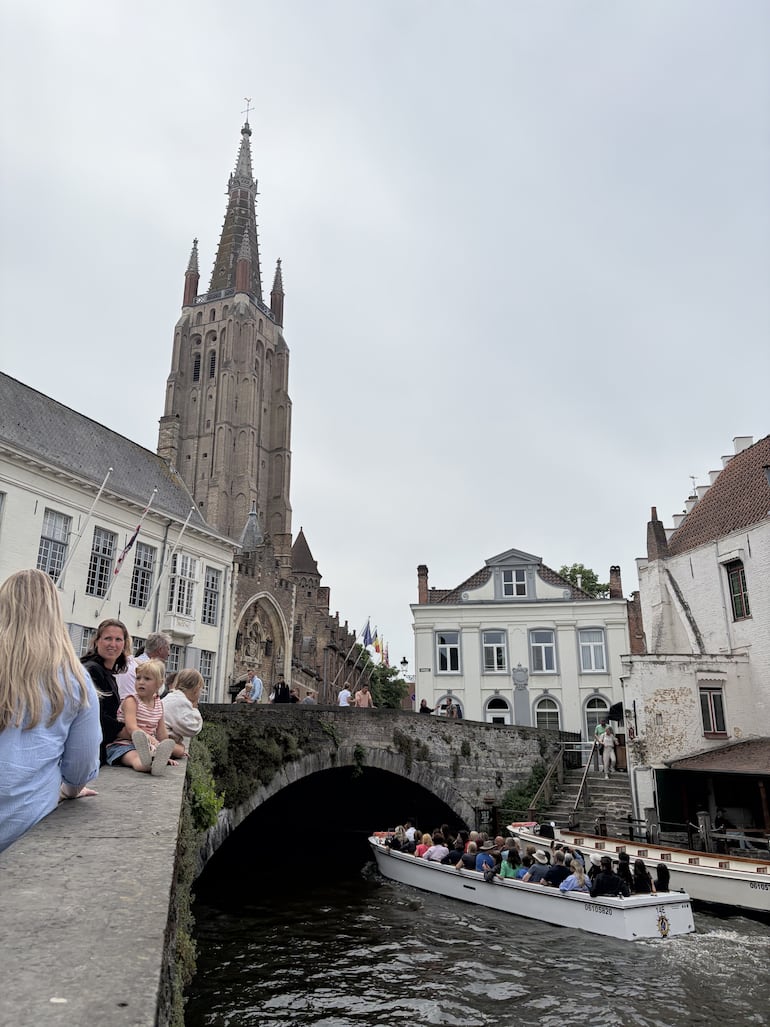 Barcos turísticos surcando los canales. En el fondo la Iglesia de Nuestra Señora y su icónica torre de ladrillos.