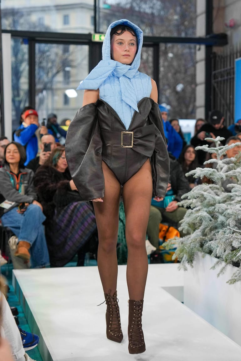Una modelo presenta un atuendo diseñado por estudiantes de la Academia di Brera de Milán durante la Muestra de Moda de Invierno de los Juegos Olímpicos, celebrada en Milán el 4 de febrero de 2026, en el marco de los Juegos Olímpicos de Invierno Milano Cortina 2026.