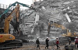 Se utiliza maquinaria para limpiar los escombros en el lugar del derrumbe de un edificio en construcción en Bangkok el 30 de marzo de 2025, dos días después de que un terremoto azotara el centro de Myanmar y Tailandia.