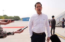 El secretario de Estado de Estados Unidos, Marco Rubio, habla con periodistas antes de abordar su avión en el Aeropuerto Internacional Indira Gandhi de Nueva Delhi el 25 de mayo de 2026.
