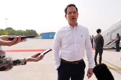 El secretario de Estado de Estados Unidos, Marco Rubio, habla con periodistas antes de abordar su avión en el Aeropuerto Internacional Indira Gandhi de Nueva Delhi el 25 de mayo de 2026.