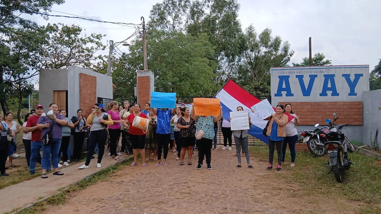 La manifestación arrancó frente a la institución AVAY, los padres con cacerolas, carteles, y trompetas se hicieron sentir.