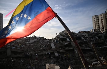 Una bandera venezolana ondea sobre los escombros de estructuras colapsadas en Caraballeda, estado de La Guaira, Venezuela, tras los dos terremotos que azotaron la región.