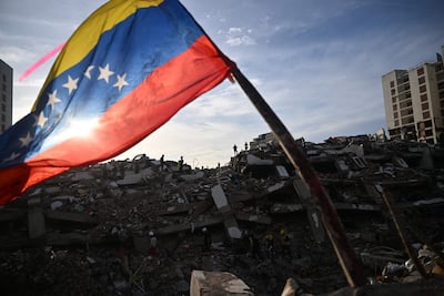 Una bandera venezolana ondea sobre los escombros de estructuras colapsadas en Caraballeda, estado de La Guaira, Venezuela, tras los dos terremotos que azotaron la región.