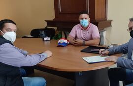 Líder Acosta, Cristian Villalba y el escribano Oscar Ariel Escudero, en la oficina de Conajzar. Las autoridades de la comisión evitaron responder sus preguntas.