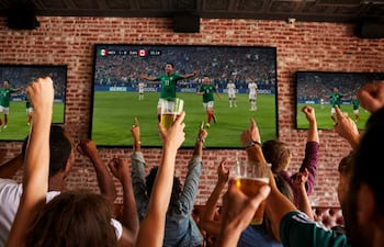 Personas viendo el mundial en un bar o restaurantes