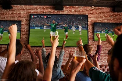 Personas viendo el mundial en un bar o restaurantes