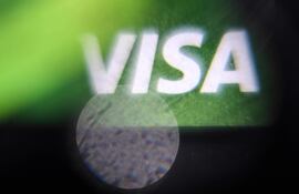El logotipo del sistema de pago Visa en una tarjeta bancaria en Moscú. El Departamento de Justicia de Estados Unidos presentó este martes una demanda contra Visa, a la que acusa de mantener ilegalmente un monopolio sobre las redes de tarjetas de débito en el país.