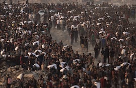 FOTODELDÍA EPA7706. JABALIA (PALESTINA), 17/06/2025.- Palestinos desplazados llevan bolsas de harina por la calle Rashid, en el oeste de Jabalia, el 17 de junio de 2025, después de que camiones de ayuda humanitaria ingresaran al norte de la Franja de Gaza a través del cruce de Zikim, controlado por Israel, al noroeste de la ciudad de Gaza. EFE/EPA/ Haitham Imad
