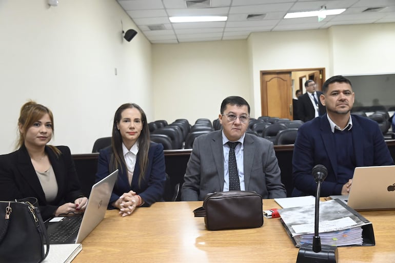 Fiscales Hernán Galeano (1° de la derecha) y Julio Paredes, y las abogadas Gessy Ruiz Díaz y Andrea Escobar, representantes de la querella.