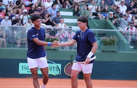 Dani y Martín celebran el punto, en el juego de dobles que puso el 2-1 provisorio contra Rumania.