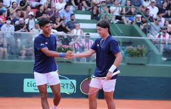 Dani y Martín celebran el punto, en el juego de dobles que puso el 2-1 provisorio contra Rumania.