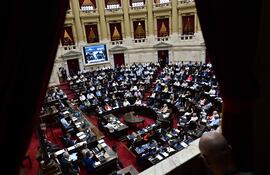 Diputados argentinos participaron en la sesión plenaria en la cual se retomó el debate de la "ley ómnibus", impulsada por el Gobierno de Javier Milei, este viernes 2 de febrero en Buenos Aires (Argentina). EFE/ Matías Martín Campaya.