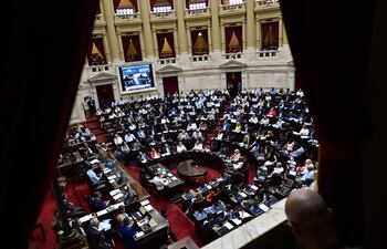 Diputados argentinos participaron en la sesión plenaria en la cual se retomó el debate de la "ley ómnibus", impulsada por el Gobierno de Javier Milei, este viernes 2 de febrero en Buenos Aires (Argentina). EFE/ Matías Martín Campaya.