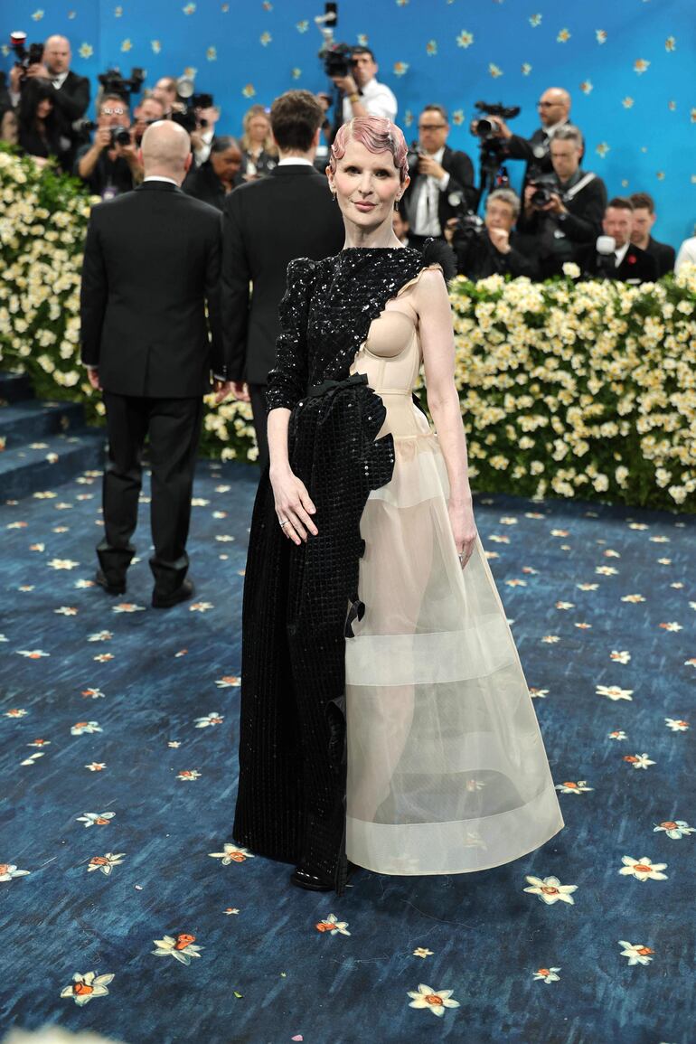 Lauren Amos llegando a la Met Gala con un vestido bicolor con transparencias. (Dia Dipasupil/Getty Images/AFP)
