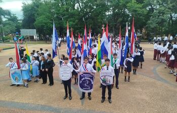 Alumnos de la escuela Teniente José María Fariña y de otras instituciones educativas se vistieron de gala para honrar al héroe de los lanchones.