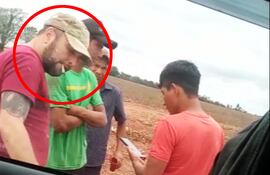 Felipe Santiago Acosta Riveros, alias Macho (en círculo), fumando marihuana, cuando supuestamente negociaba con indígenas el alquiler de sus tierras ancestrales para plantar marihuana.