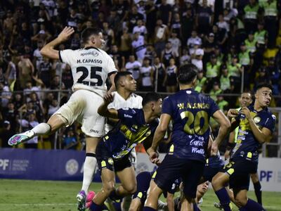 El argentino Manuel Capasso (25), jugador de Olimpia, en el momento del cabezazo que terminó en gol durante el partido frente a Sportivo Trinidense por la novena jornada del torneo Apertura 2024 del fútbol paraguayo en el estadio Rogelio Silvino Livieres, en Asunción.