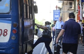 Una pasajera sube a un ómnibus en el centro de Asunción.