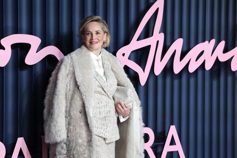 La icónica actriz Sharon Stone también estuvo presente en los Fashion Awards 2025 en Londres. (EFE/EPA/ANDY RAIN)
