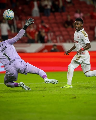 El delantero colombiano del Inter de Porto Alegre, Johan Carbonero define ante la salida del portero del Vasco da Gama Léo Jardim.