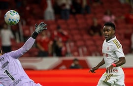 El delantero colombiano del Inter de Porto Alegre, Johan Carbonero define ante la salida del portero del Vasco da Gama Léo Jardim.