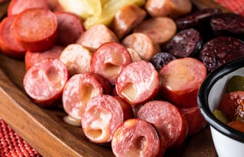 Calabresa con queso y los combos parrilleros de UPISA brindan soluciones convenientes y deliciosas.