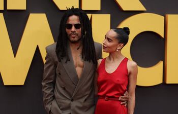 El cantante y compositor estadounidense Lenny Kravitz y su hija, la actriz y directora estadounidense Zoe Kravitz, posan en la alfombra roja a su llegada para asistir al estreno europeo de la película "Blink Twice", en el centro de Londres.
