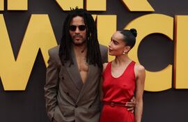 El cantante y compositor estadounidense Lenny Kravitz y su hija, la actriz y directora estadounidense Zoe Kravitz, posan en la alfombra roja a su llegada para asistir al estreno europeo de la película "Blink Twice", en el centro de Londres.