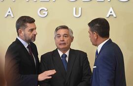El vicepresidente Pedro Alliana, el ministro de Educación, Luis Ramírez y el rector de la UNP, el ministro de la Corte, Víctor Ríos, durante el lanzamiento de la carrera de Medicina de Pilar.