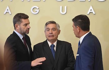 El vicepresidente Pedro Alliana, el ministro de Educación, Luis Ramírez y el rector de la UNP, el ministro de la Corte, Víctor Ríos, durante el lanzamiento de la carrera de Medicina de Pilar.