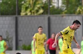 Alejandro Silva, autor del gol para Recoleta, intenta superar la marca de Jonathan Benítez de Ameliano, en el empate de anoche.