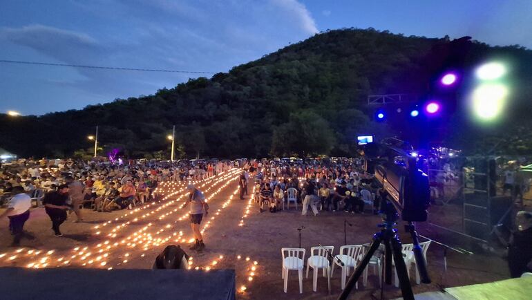 Unos 3.000 candiles y 200 antorchas iluminaron el Calvario Rapé hasta el pie del cerro Acahay.