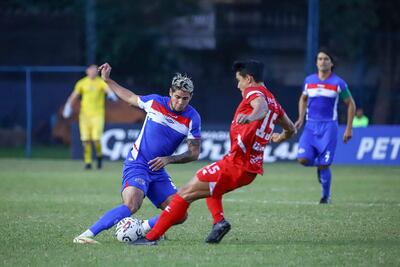 El atacante Julio Villalba intenta escapar de la marca de zaguero Aníbal Gómez Sánchez. (Foto: APF)