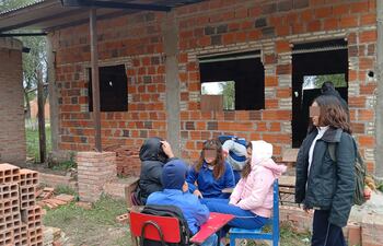 Estudiantes de la escuela Nueva Asunción, dan clases en el patio, soportando las bajas temperaturas por la falta de aulas.